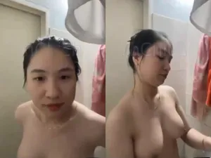 Gái vú bự, vừa call với con ghệ vừa tắm