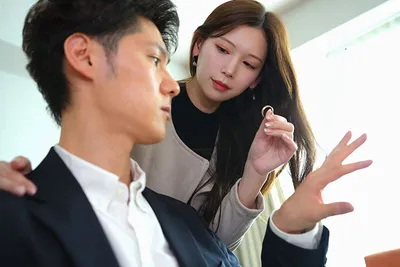 Bà xã đi đi chơi, gã chồng ở nhà bị nhỏ em người vợ gạ nện không trượt phát nào